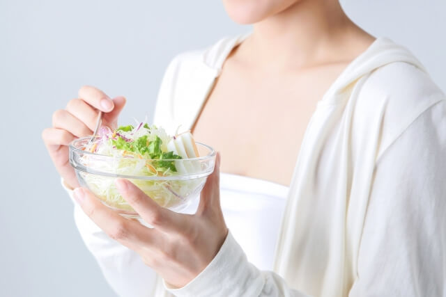サラダsを食べる女性